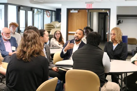 Austin Hope (PSY 2014), a people partner at Google, chats with students and alumni during the Students and Alumni Leadership Dinner.