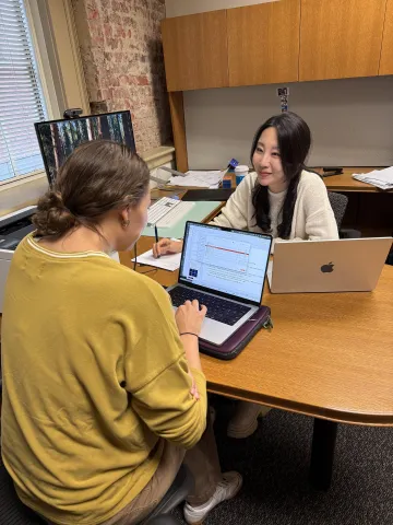Eunbee Kim provides personalized statistical guidance to a student during a recent Stats HelpDesk session. 